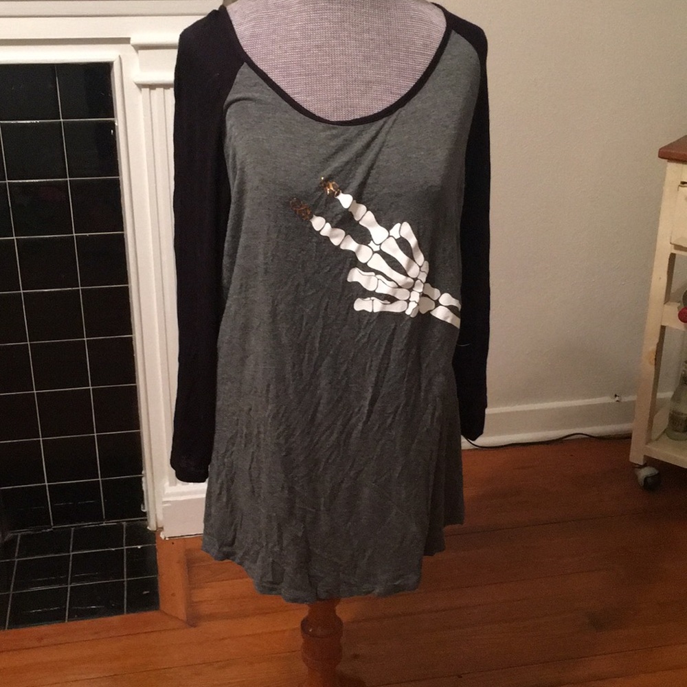 Midlength sleeve peace sign shirt